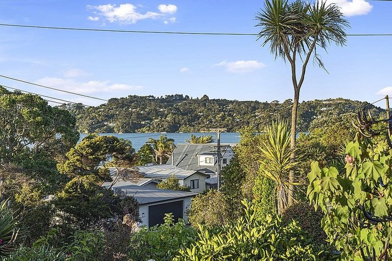 Photo of property in 11 The Terrace, Herald Island, Auckland, 0618