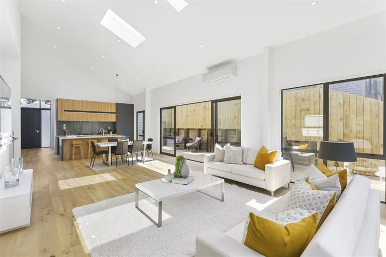 Photo of property in 24 Lorikeet Place, Unsworth Heights, Auckland, 0632