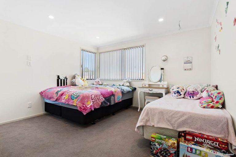 Photo of property in 15 Aronia Way, Goodwood Heights, Auckland, 2105