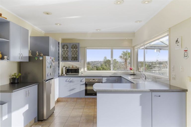 Photo of property in 1/76 Woodlands Crescent, Browns Bay, Auckland, 0630