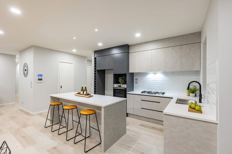 Photo of property in 43 Lumbarda Drive, Kumeu, 0810