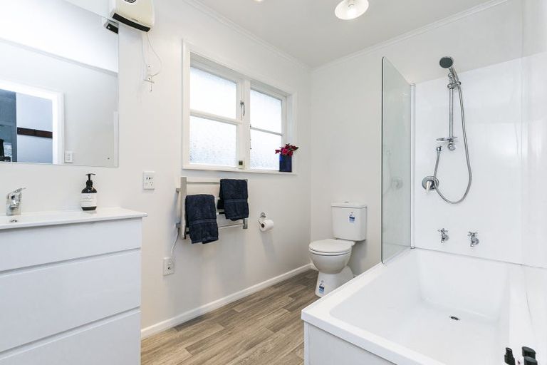 Photo of property in 6 Hollies Crescent, Johnsonville, Wellington, 6037