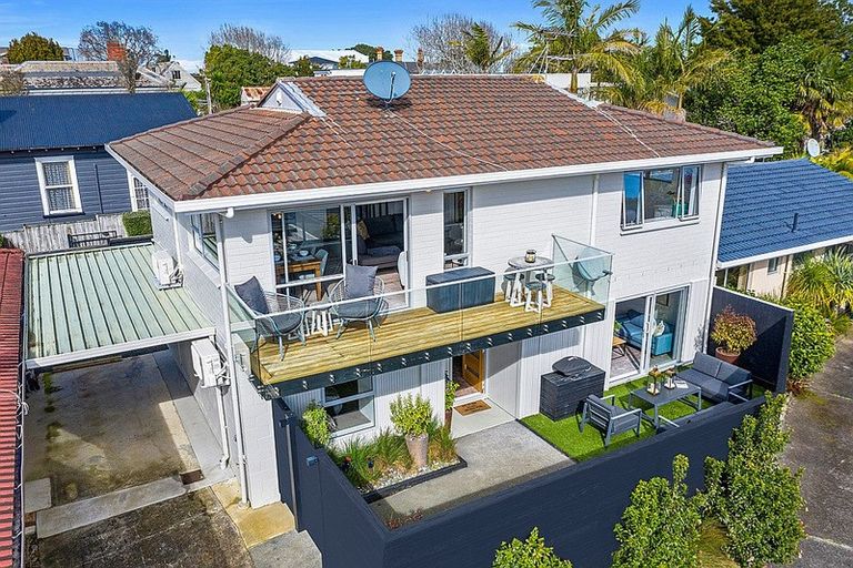 Photo of property in 2/70 Hinemoa Street, Birkenhead, Auckland, 0626