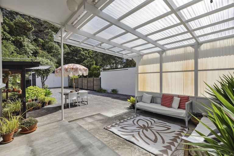 Photo of property in 130 Breaker Bay Road, Breaker Bay, Wellington, 6022