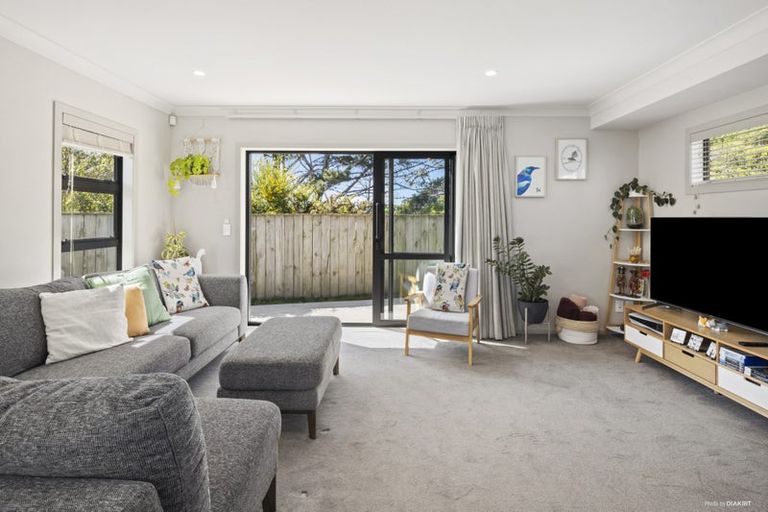 Photo of property in 43 Brindle Way, Newlands, Wellington, 6037