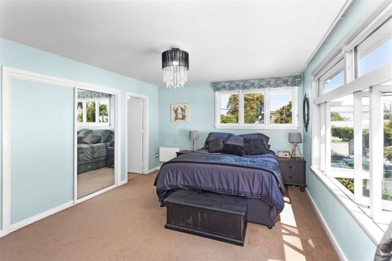 Photo of property in 100 Saint Andrews Square, Strowan, Christchurch, 8052