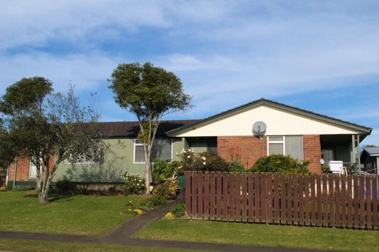 Photo of property in 35 Chelburn Crescent, Mangere East, Auckland, 2024