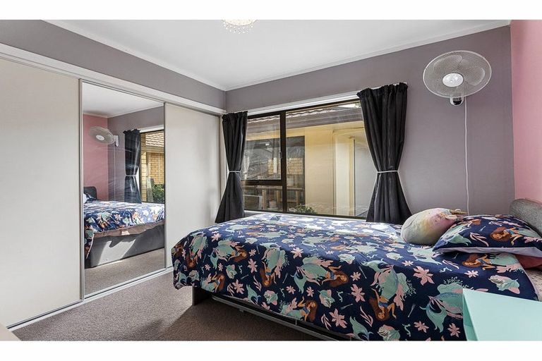 Photo of property in 3 Voltaire Court, Botany Downs, Auckland, 2010