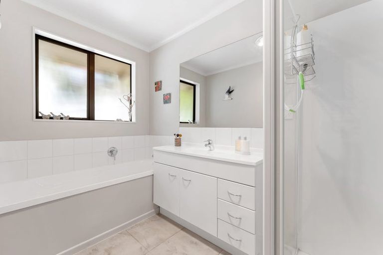 Photo of property in 40 Rivervale Grove, Stanmore Bay, Whangaparaoa, 0932