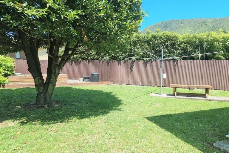 Photo of property in 21 Oxford Street, Picton, 7220