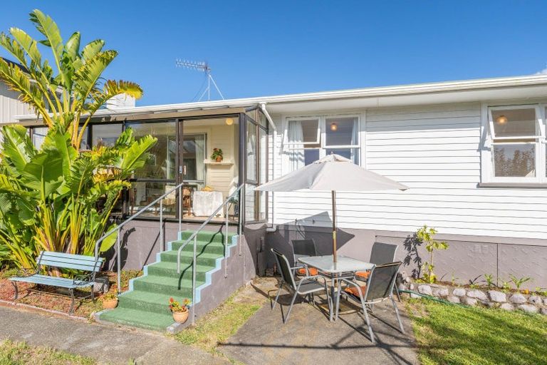 Photo of property in 6 Kaitawa Crescent, Paraparaumu, 5032