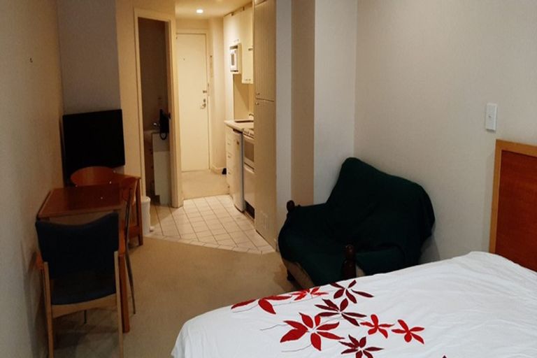 Photo of property in Terrace Heights Apartments, 2e/163 The Terrace, Wellington Central, Wellington, 6011