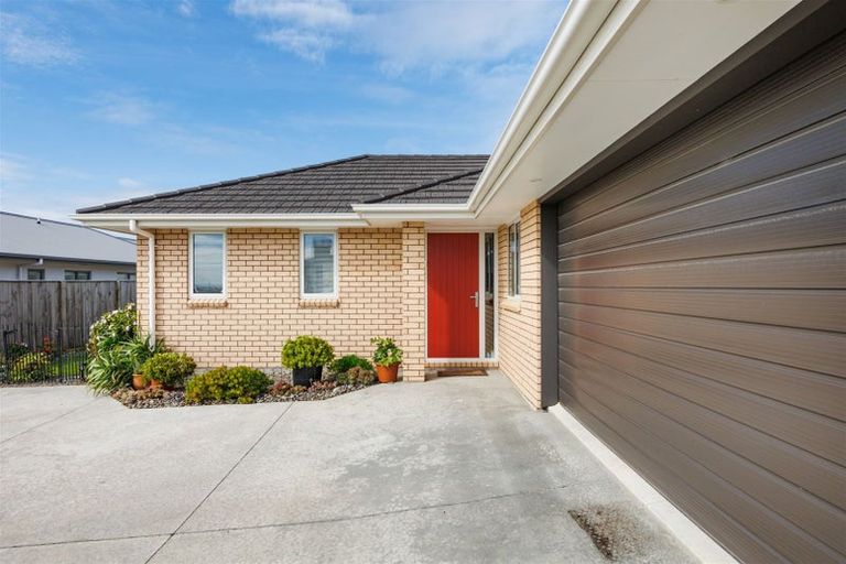 Photo of property in 14 Atlantic Drive, Fitzherbert, Palmerston North, 4410