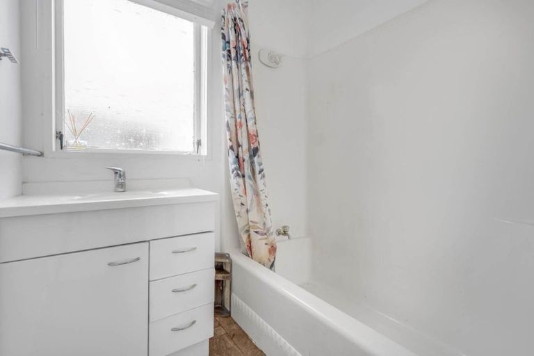 Photo of property in 13 Fernleigh Avenue, Waiuku, 2123