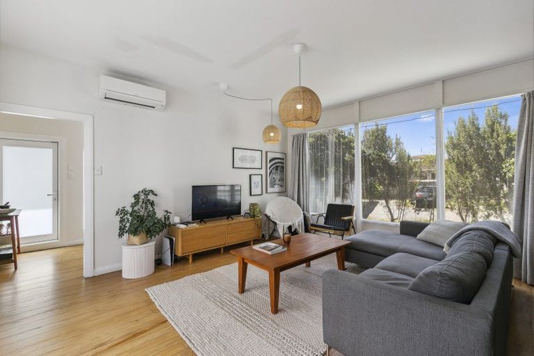 Photo of property in 1/199 Newlands Road, Newlands, Wellington, 6037