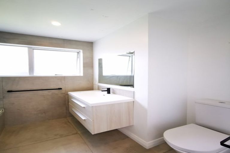 Photo of property in 15 Kelman Road, Kelston, Auckland, 0602