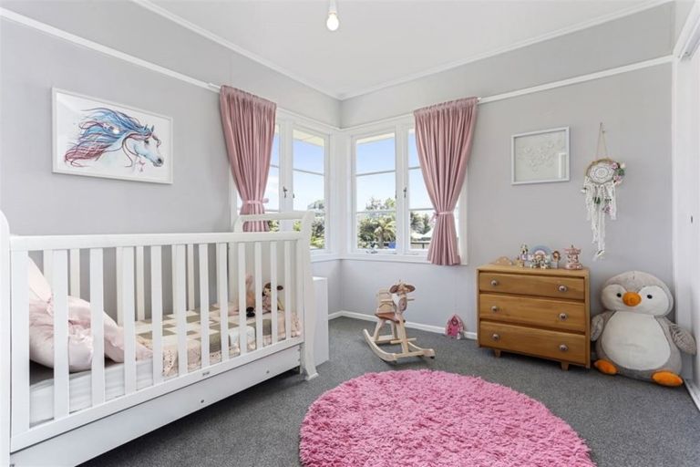 Photo of property in 53 Beach Road, Te Atatu Peninsula, Auckland, 0610