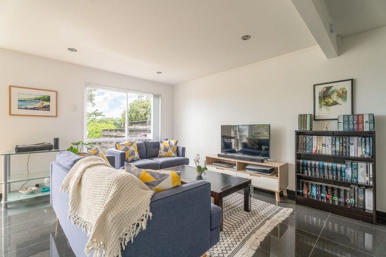 Photo of property in 12a Kingsbridge Place, Newlands, Wellington, 6037