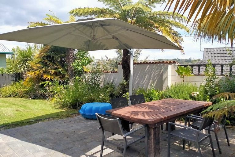 Photo of property in 2/14 Hollyhock Place, Browns Bay, Auckland, 0630