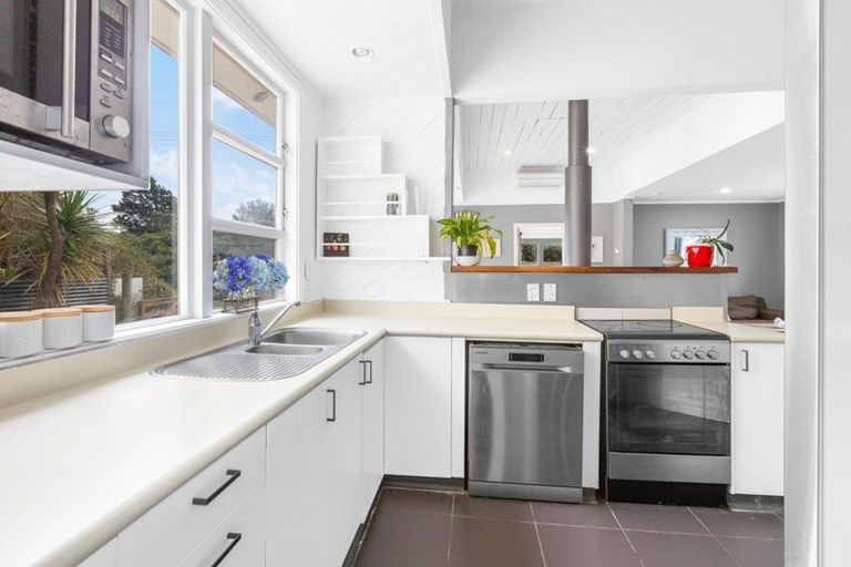 Photo of property in 2 Te Pari Pari Road, Pukerua Bay, 5026