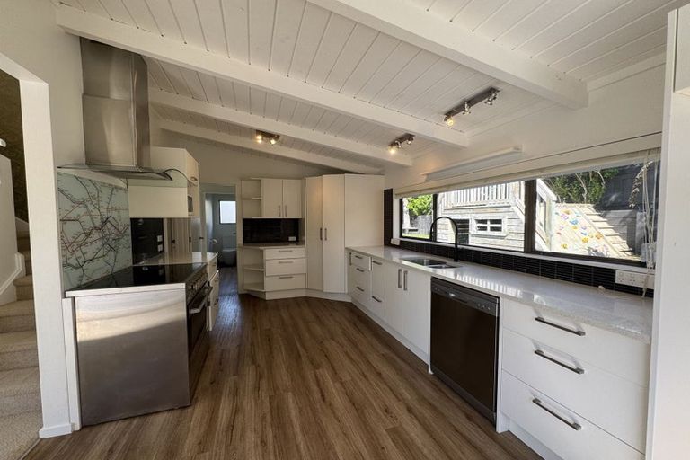 Photo of property in 2/31 Kiteroa Terrace, Rothesay Bay, Auckland, 0630