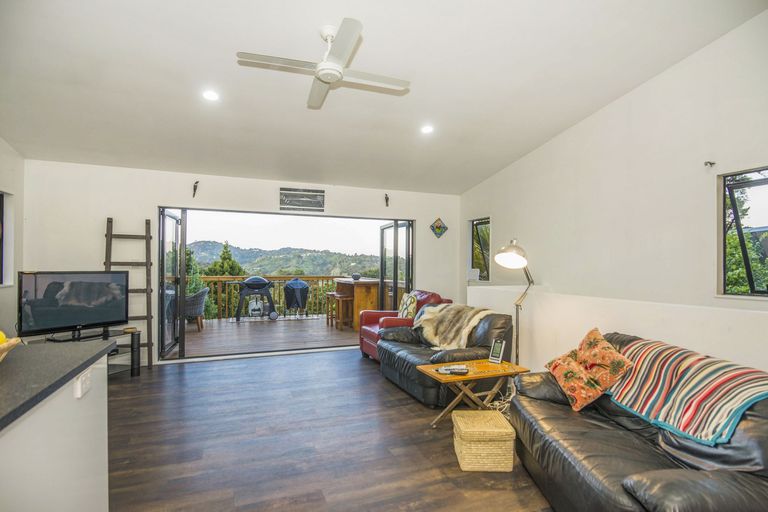 Photo of property in 59 Laingholm Drive, Laingholm, Auckland, 0604