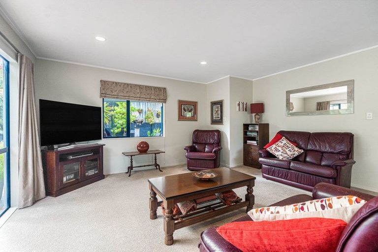 Photo of property in 1/2 Valley Road, Northcote, Auckland, 0626