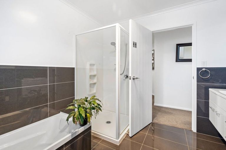 Photo of property in 25 Waitemata Drive, One Tree Point, 0118