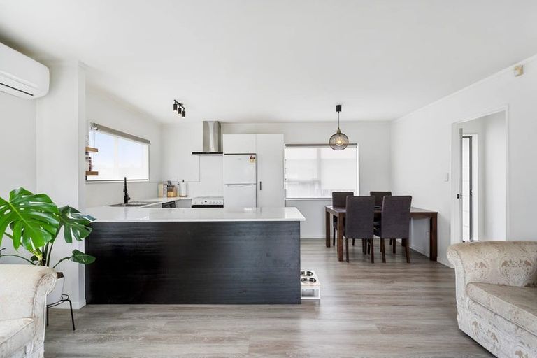 Photo of property in 2/2 Hatherley Place, Clendon Park, Auckland, 2103