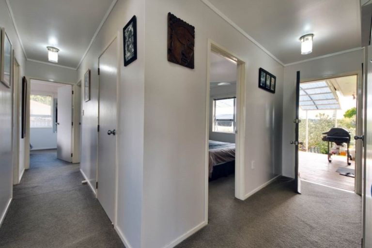 Photo of property in 9 Farwood Drive, Henderson, Auckland, 0612