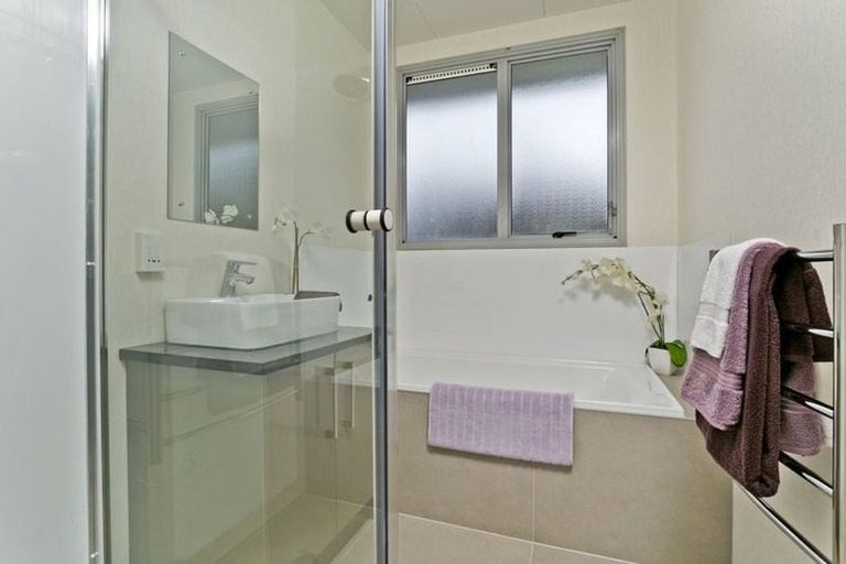 Photo of property in 9 Jumento Place, Unsworth Heights, Auckland, 0632