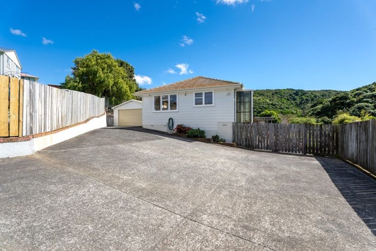 Photo of property in 34 Takapuwahia Drive, Takapuwahia, Porirua, 5022