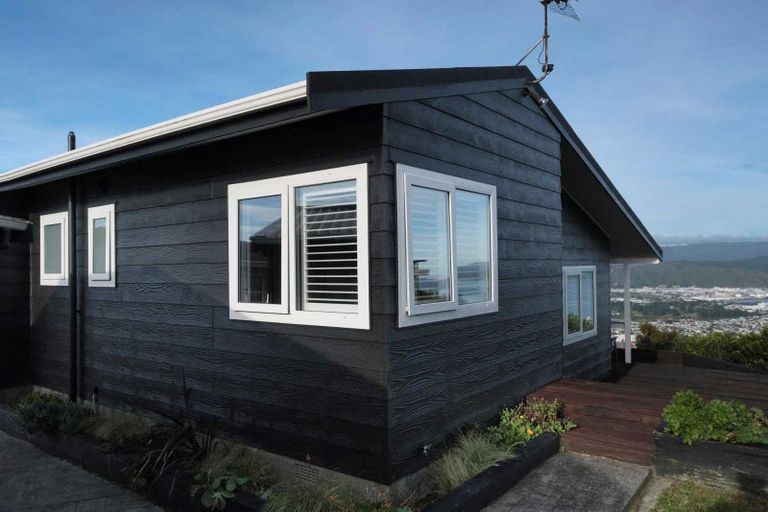 Photo of property in 2/7 Jasmine Grove, Maungaraki, Lower Hutt, 5010