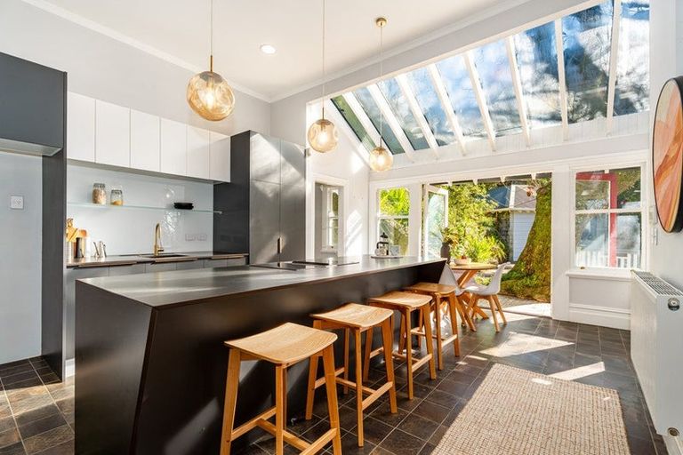 Photo of property in 50 Garden Road, Northland, Wellington, 6012