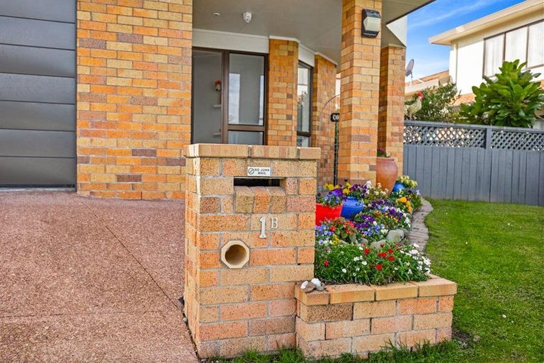 Photo of property in 2/1 Bluefin Way, West Harbour, Auckland, 0618