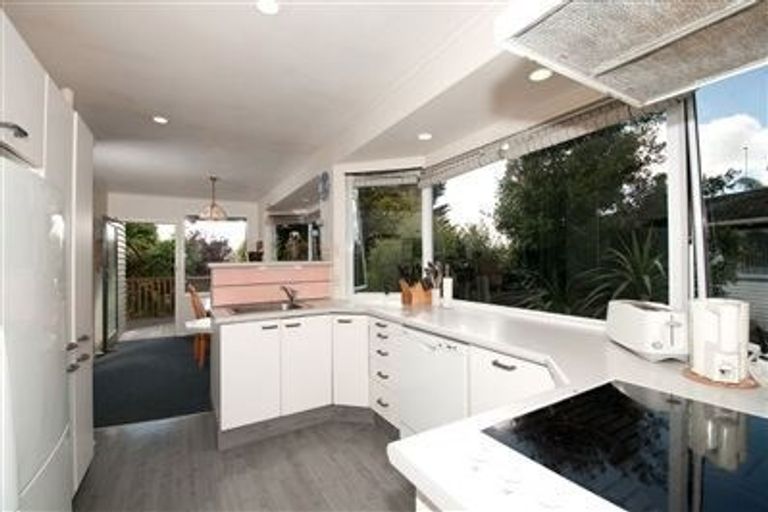 Photo of property in 10 Weatherly Road, Torbay, Auckland, 0630