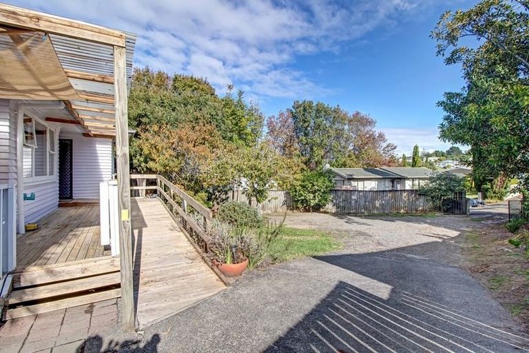 Photo of property in 49 Totaravale Drive, Totara Vale, Auckland, 0629