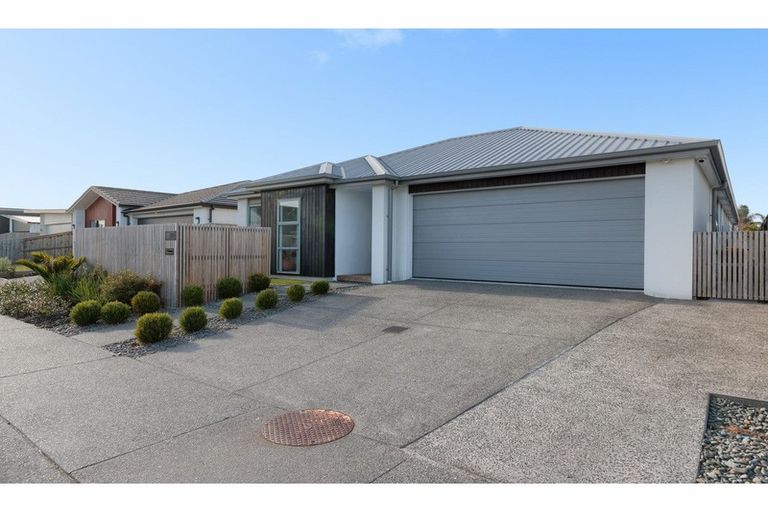 Photo of property in 35 Awatira Drive, Papamoa Beach, Papamoa, 3118