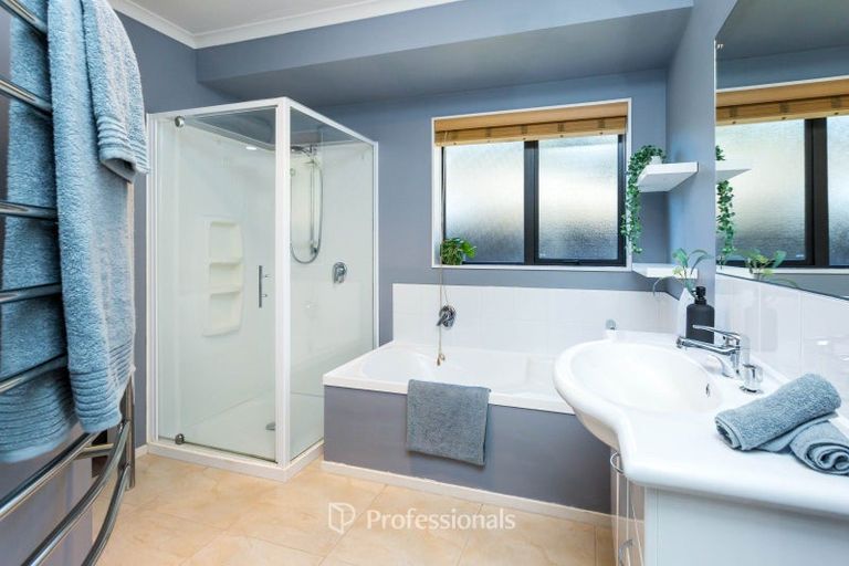 Photo of property in 17 Aragon Grove, Kingsley Heights, Upper Hutt, 5018