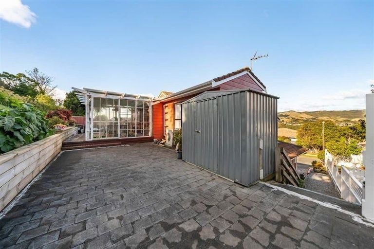 Photo of property in 10 Ordley Grove, Tawa, Wellington, 5028