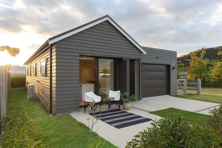 Photo of property in 26 Mount Creighton Crescent, Wanaka, 9305