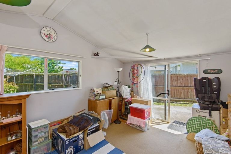 Photo of property in 18 La Perouse Place, Northcote, Christchurch, 8052
