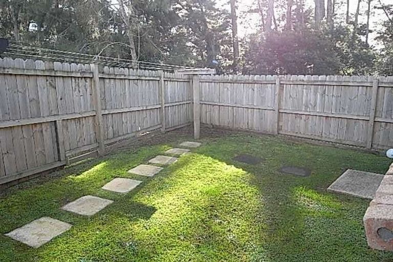 Photo of property in 33 Claverdon Drive, Massey, Auckland, 0614