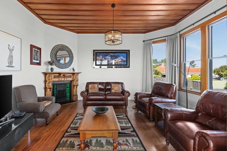 Photo of property in 1 Roslyn Road, Bluff Hill, Napier, 4110