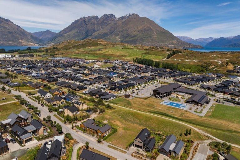 Photo of property in 33 Cunninghams Drive, Jacks Point, Queenstown, 9371