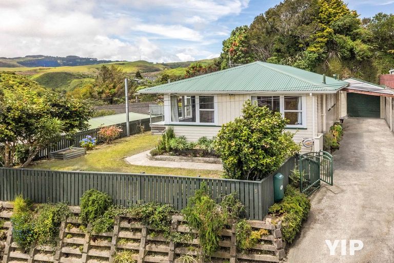 Photo of property in 5 Catherine Crescent, Paparangi, Wellington, 6037