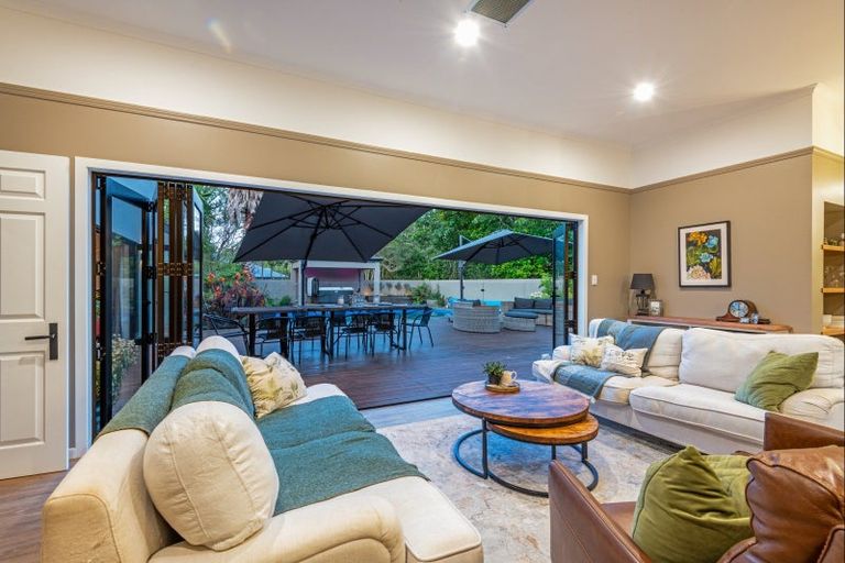 Photo of property in 52 Turitea Road, Fitzherbert, Palmerston North, 4472