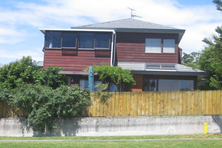 Photo of property in 1/14 Raleigh Road, Northcote, Auckland, 0627