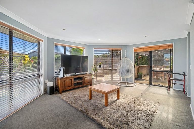 Photo of property in 12 Hocken Place, Mangere Bridge, Auckland, 2022