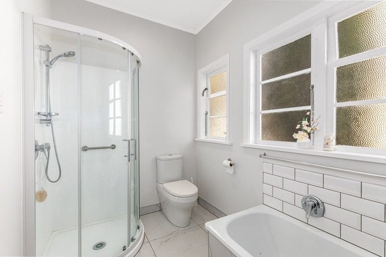 Photo of property in 218 Muritai Road, Eastbourne, Lower Hutt, 5013